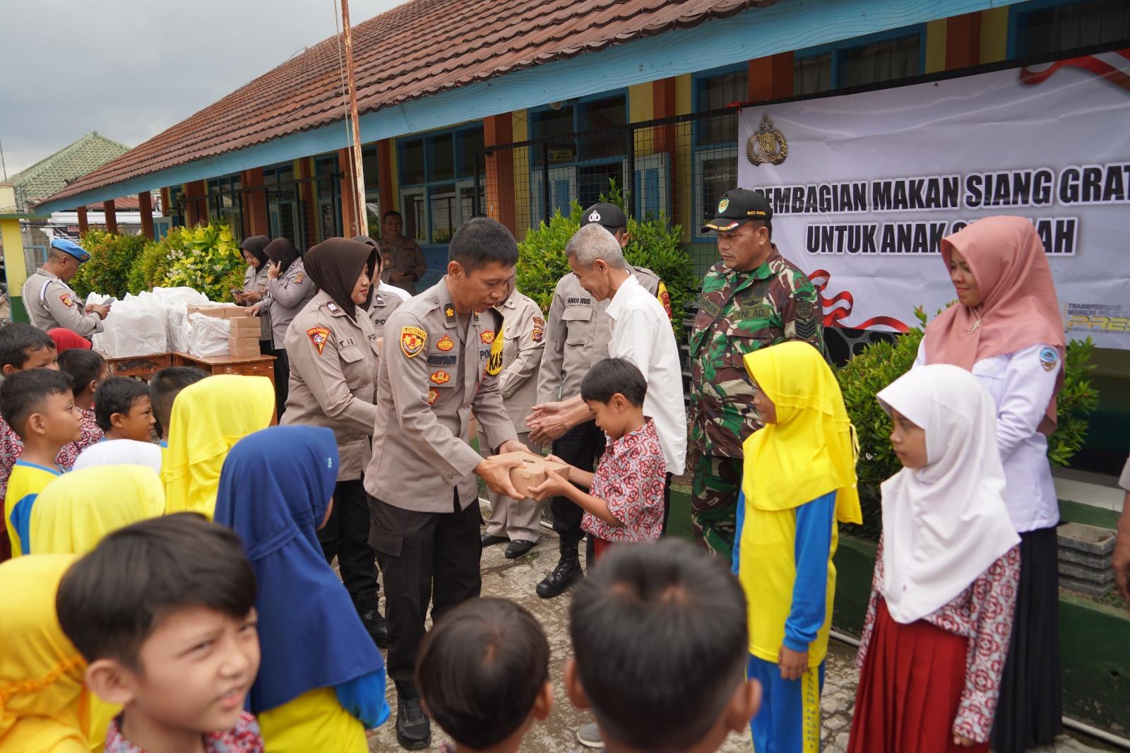 Polres Tasikmalaya Kota Bagikan Makan Siang Bergizi Gratis di SDN Paozan Indihiang