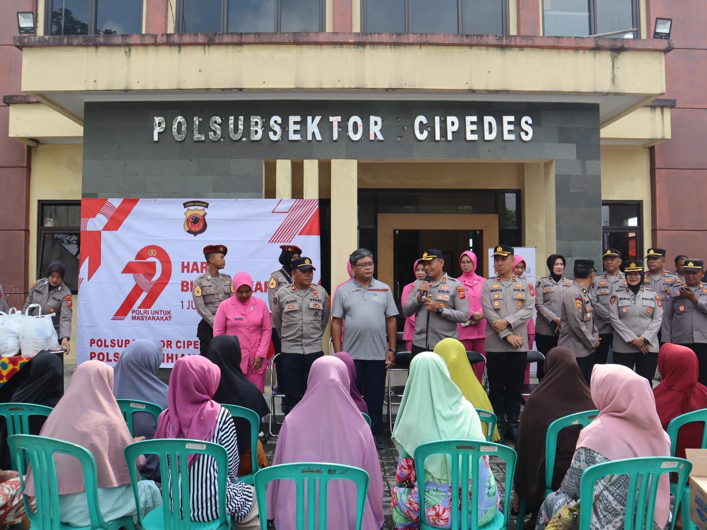 Polres Tasikmalaya Kota Bagikan Sembako dalam Rangka Hari Bhayangkara ke-79