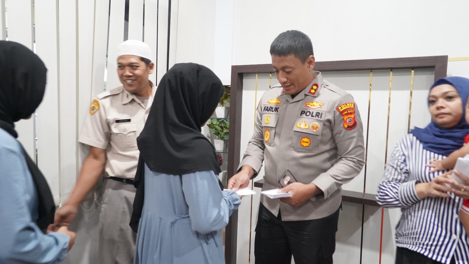 Polres Tasikmalaya Kota Berbagi Kebahagiaan dengan 100 Anak Yatim Piatu