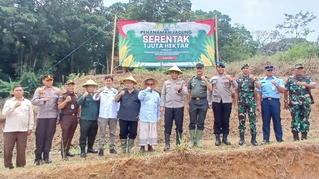 Polres Tasikmalaya Kota Dukung Program Ketahanan Pangan Presiden Prabowo dengan Penanaman Jagung Serentak