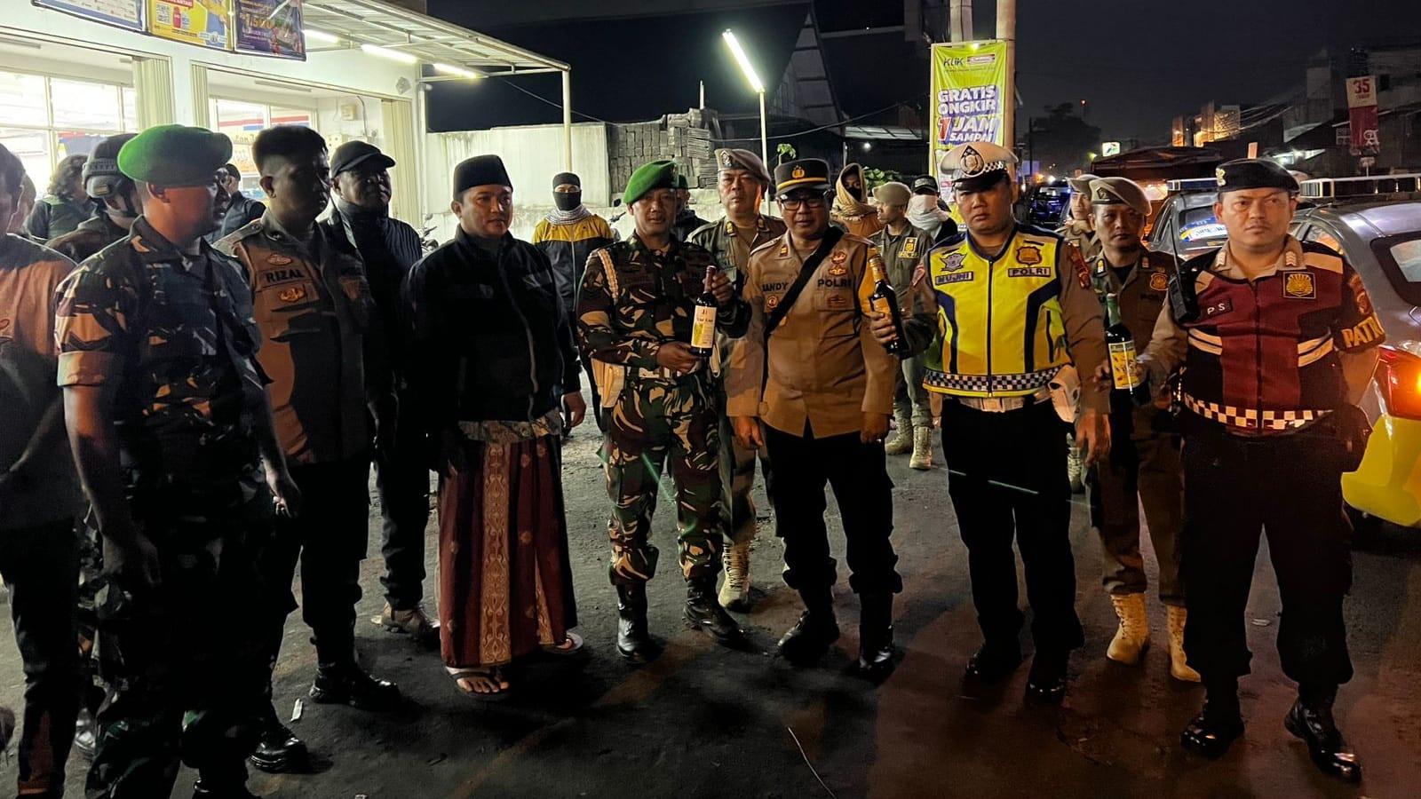 Polres Tasikmalaya Kota Gelar Patroli Gabungan, Amankan Puluhan Botol Miras