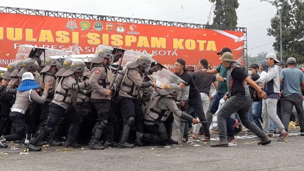 Polres Tasikmalaya Kota Gelar Simulasi Sispam Kota di Terminal Indihiang