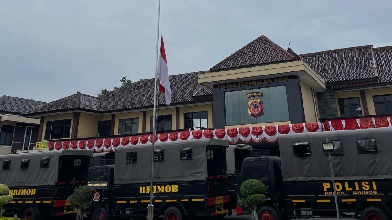 Polres Tasikmalaya Kota Kibarkan Bendera Setengah Tiang untuk Hormati Anggota Polri yang Gugur