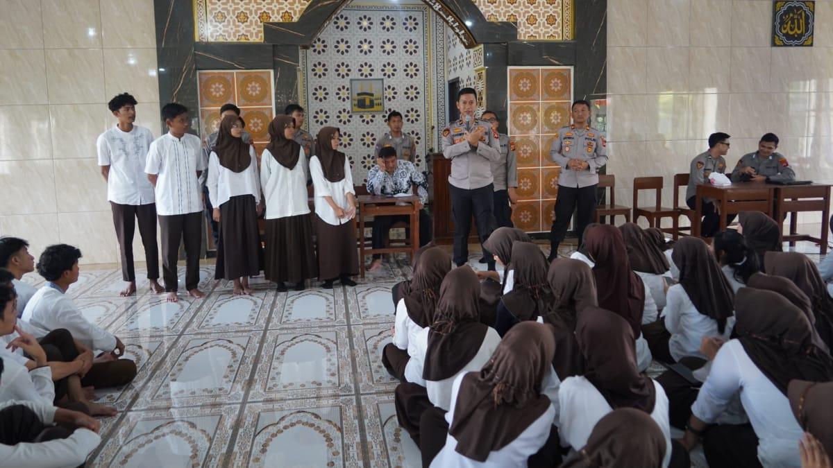 Polres Tasikmalaya Kota Sosialisasikan Penerimaan Polri di SMAN 10 Kota Tasikmalaya