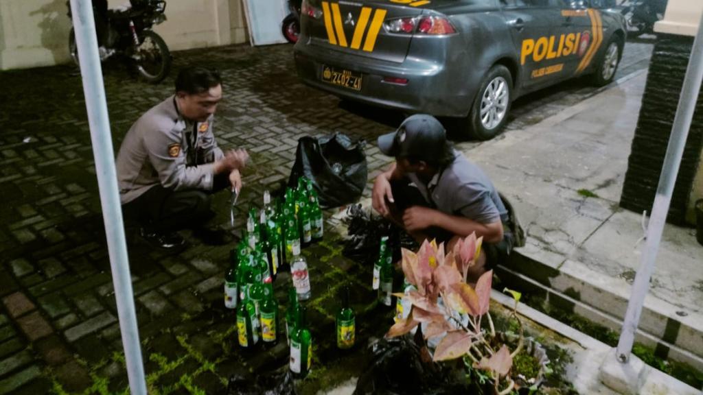 Polsek Cibeureum Amankan Puluhan Botol Miras di Jalan Letjen Mashudi Kota Tasikmalaya