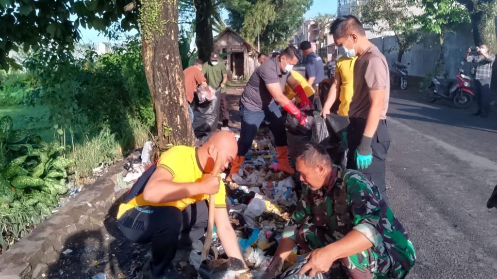 Polsek Cihideung Polres Tasikmalaya Kota Gelar Aksi Jumsih, Bersihkan Sampah di Pinggir Jalan dan Drainase