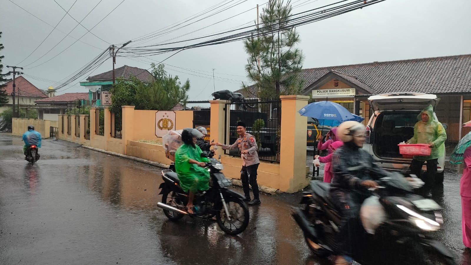 Polsek Mangkubumi dan Bhayangkari Berbagi Takjil di Tengah Hujan