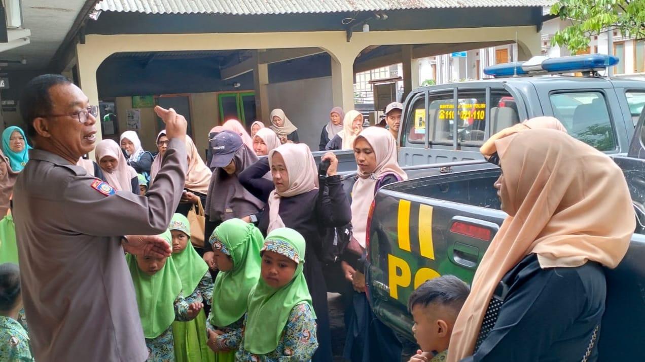 Program Polsanak Polsek Rancah Mengenalkan Polisi sebagai Sahabat Anak
