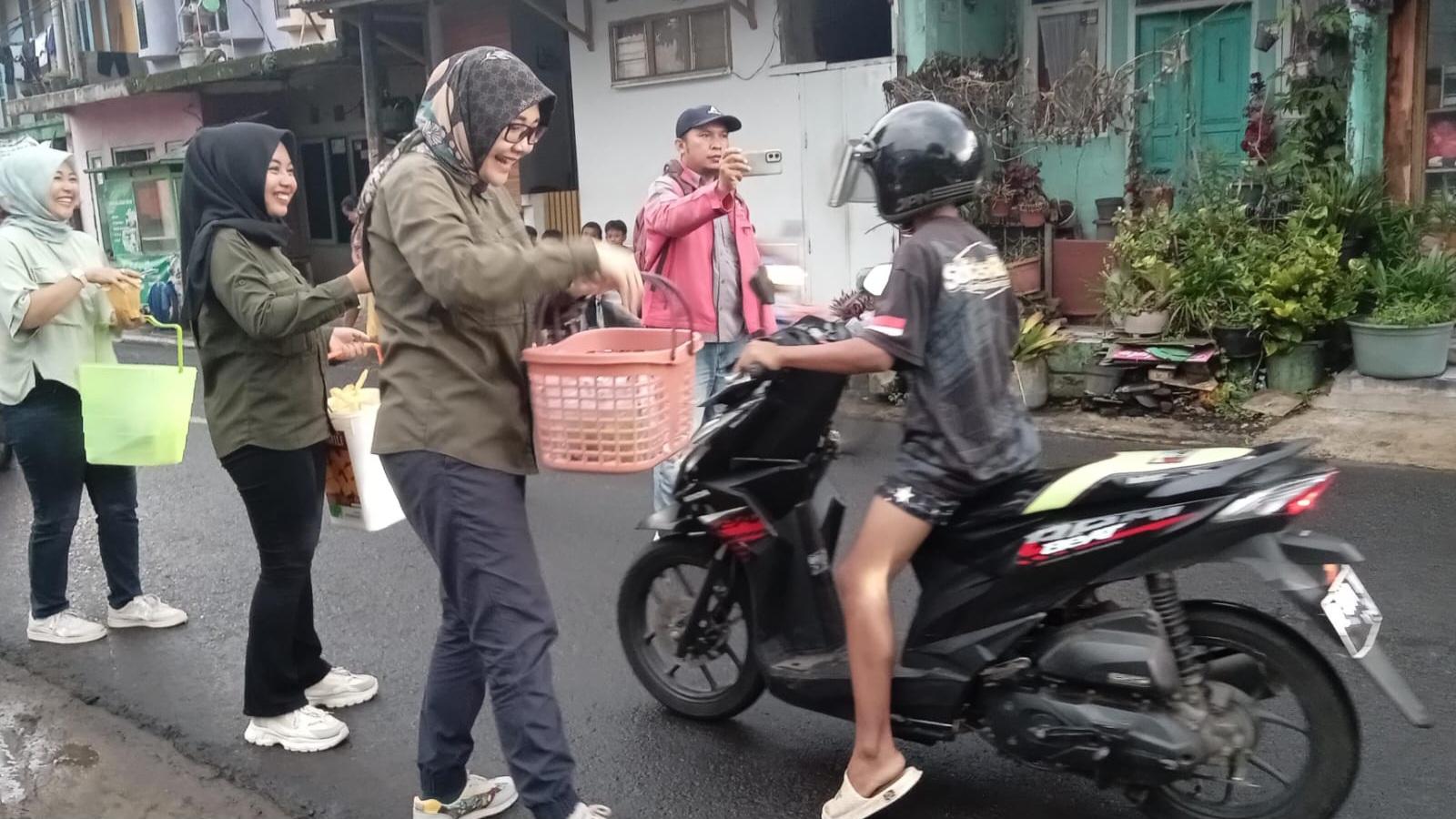 PT ASAS Banjar Berbagi Takjil dan Nasi Boks di Bulan Ramadan