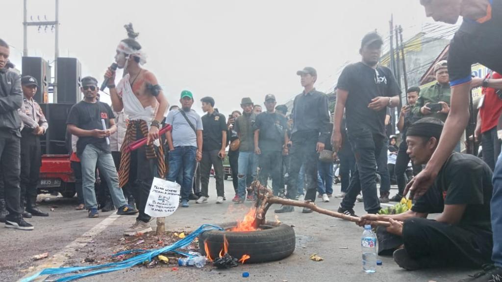 Puluhan Warga Gelar Aksi Jelang PSU, Tuding KPU dan Bawaslu Kabupaten Tasikmalaya Gagal Jalankan Tugas