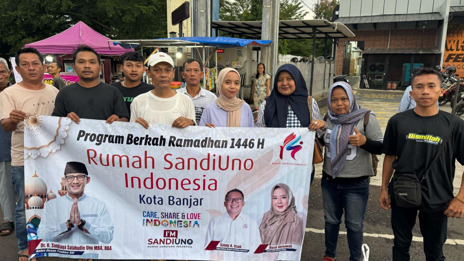 Relawan Sandiaga Uno Bagikan Takjil di Kota Banjar, Tebar Kebahagiaan Ramadan