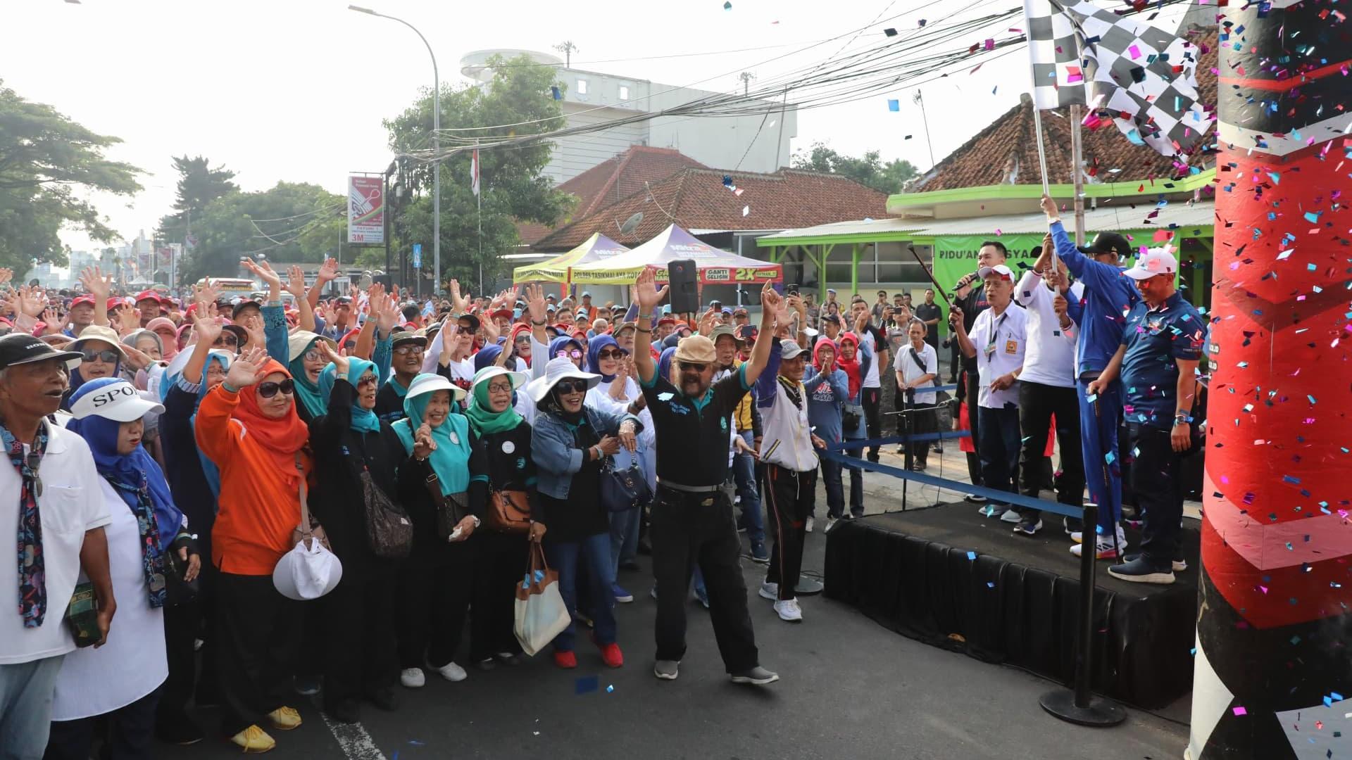 Ribuan Alumni SMPN 2 Tasikmalaya Meriahkan Jalan Santai Ceria Nedutas