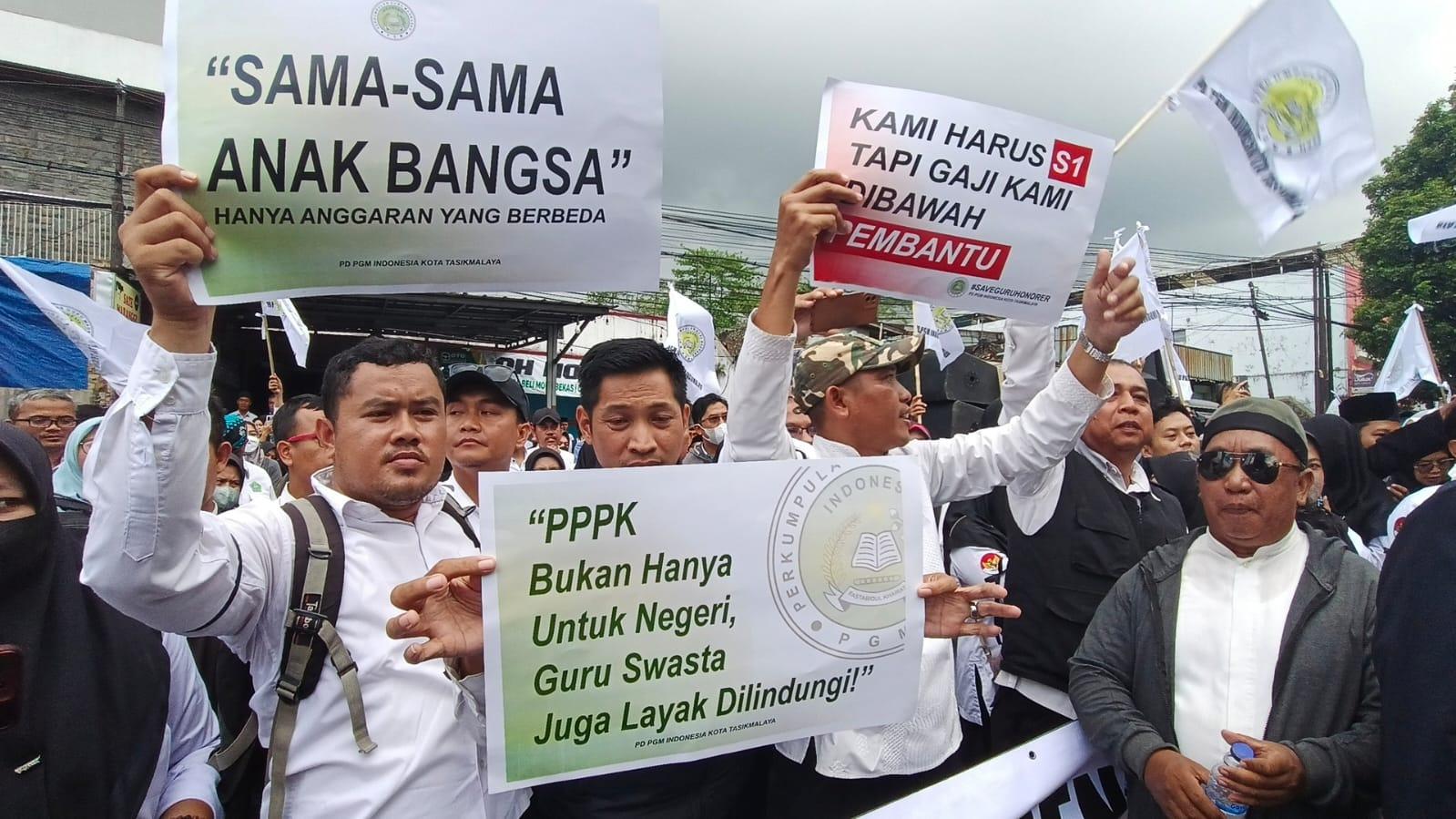 Ribuan Guru Madrasah Demo di Depan DPRD Kota Tasikmalaya, Tuntut Keadilan dan Pengakuan