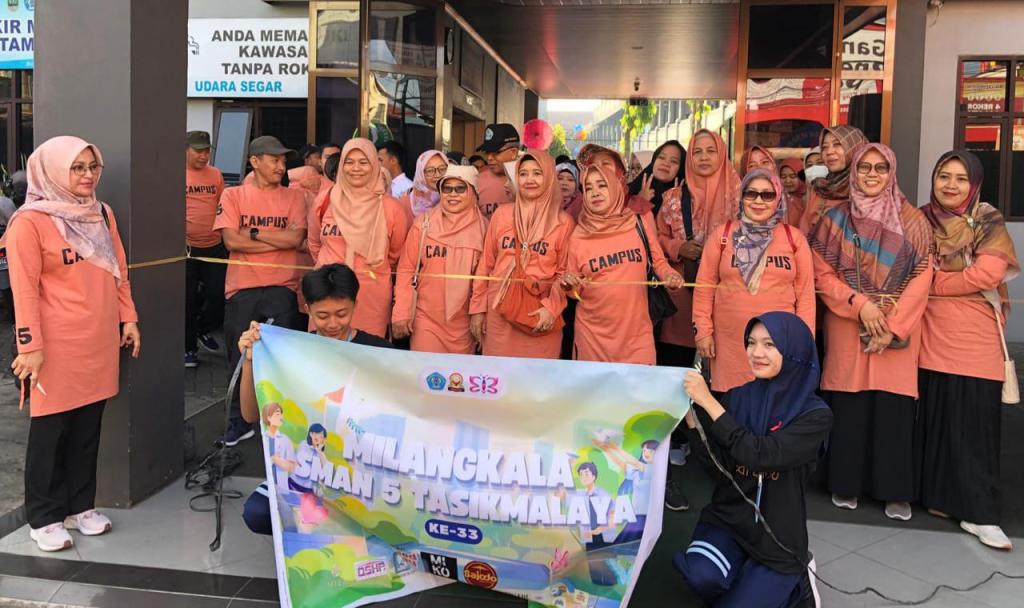 Ribuan Peserta Meriahkan Gerak Jalan Sehat dalam Rangka HUT ke-33 Campus 5 Kota Tasikmalaya
