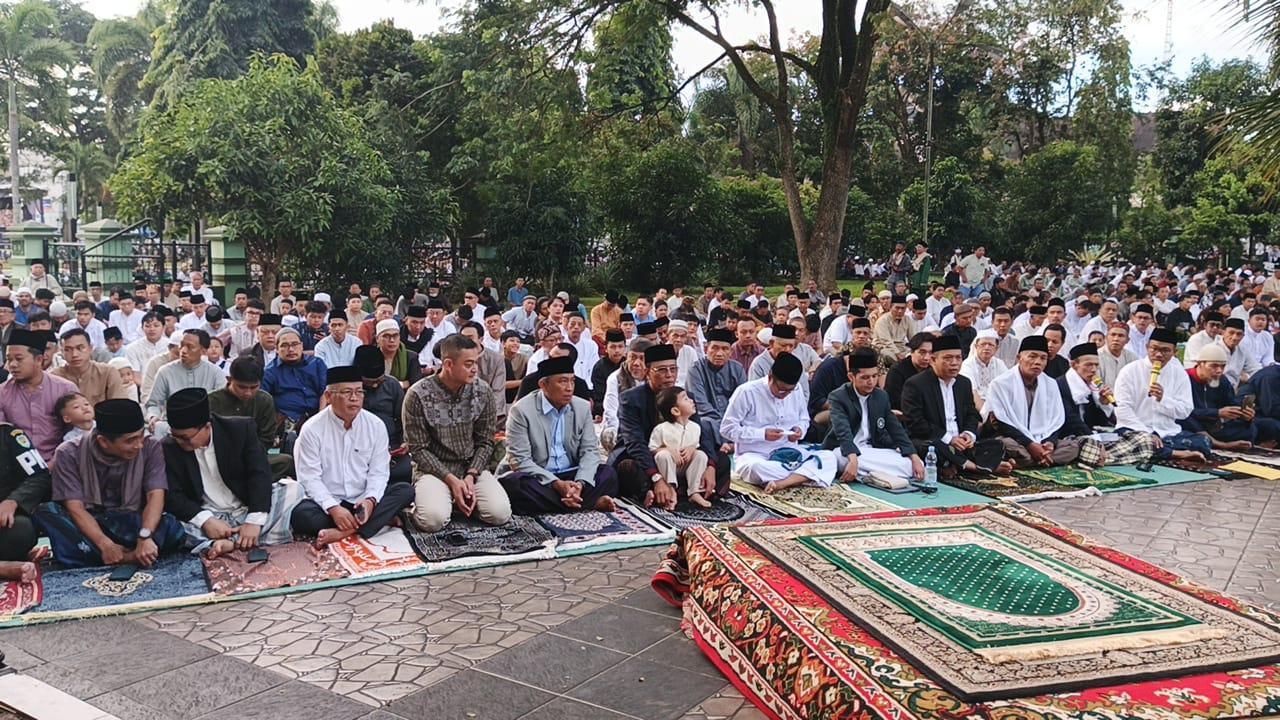 Ribuan Warga Ciamis Laksanakan Salat Idulfitri di Alun-Alun, Bupati Sampaikan Pesan Kebersaman