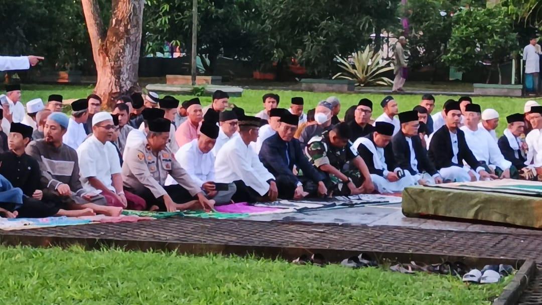Ribuan Warga Padati Alun-alun Ciamis untuk Salat Idul Adha, Bupati Ajak Jadikan Kurban sebagai Edukasi Sosial