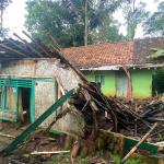 Rumah Nenek Inah di Ciamis Ambruk Diterjang Hujan, Kini Mengungsi ke Rumah Cucu