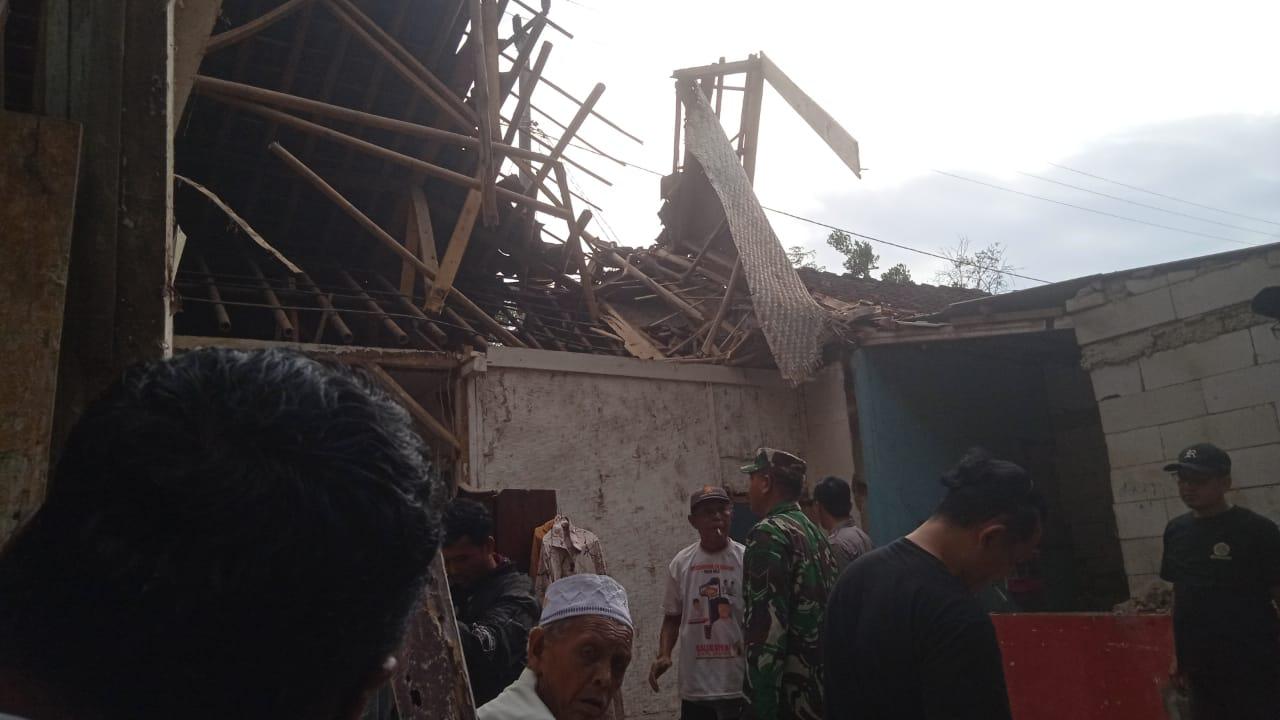 Rumah Warga di Ciamis Rusak Parah Diterjang Pohon Kelapa Tumbang, Seorang Bocah Luka-luka
