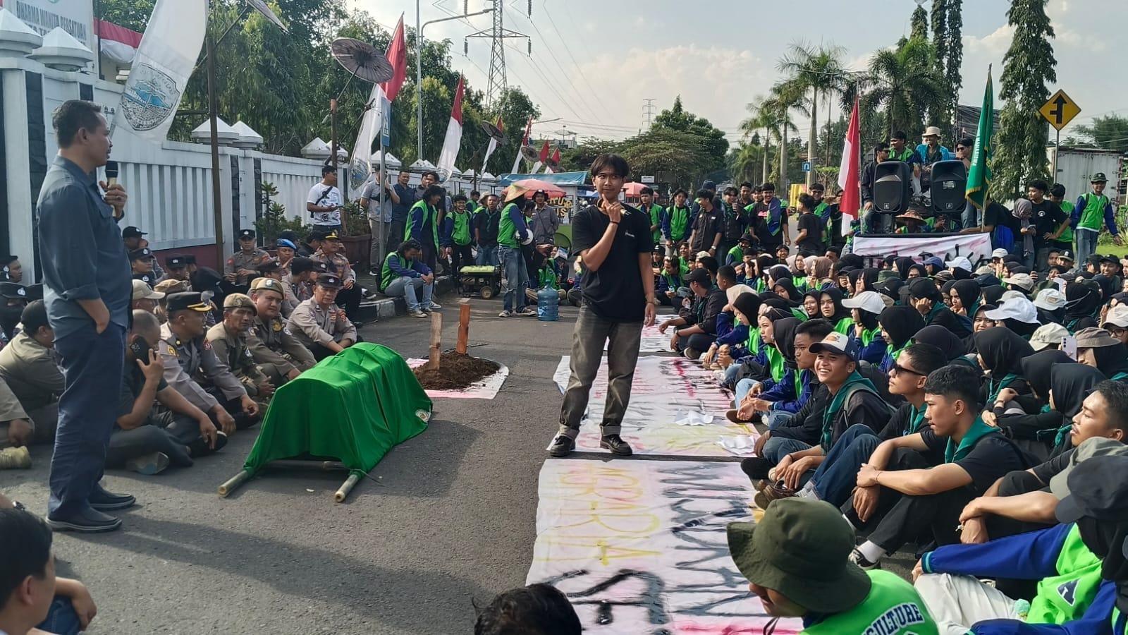 Sambil Bawa Keranda, BEM Fakultas Pertanian Unsil Tasikmalaya Gelar Aksi ke Bale Kota Peringati Hari Tani Nasional 2025