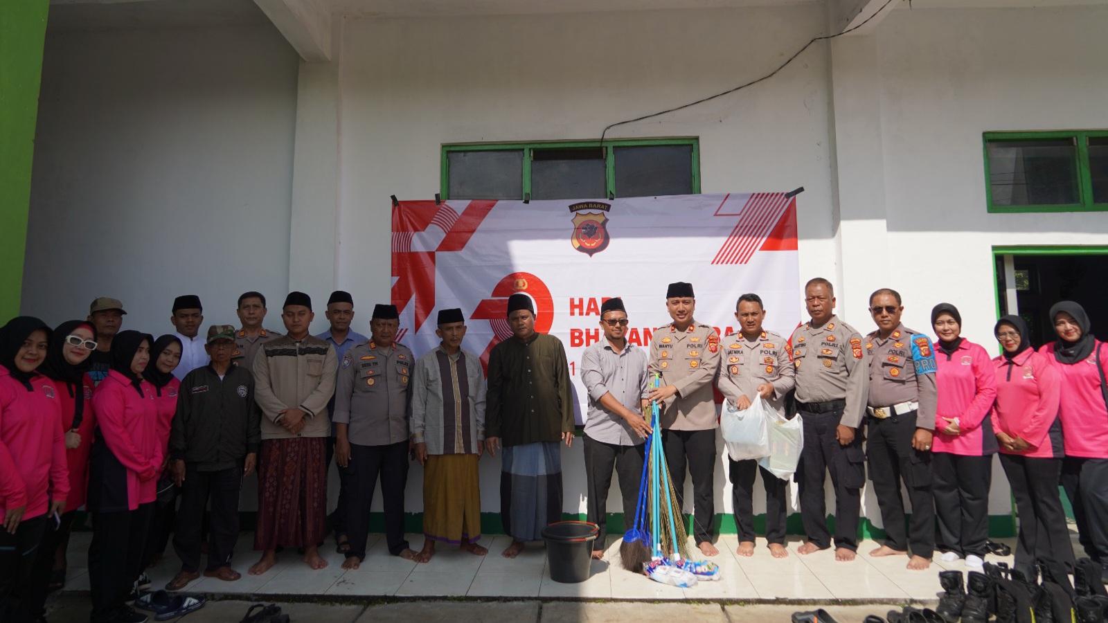 Sambut Hari Bhayangkara ke-79, Polres Tasikmalaya Kota Gelar Bakti Sosial di Masjid Al-Ikhlas Mangkubumi