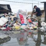 FOTO: Sampah Menumpuk 12 Hari di Pasar Cikurubuk, Gegara Dua Truk Pengangkut Mogok
