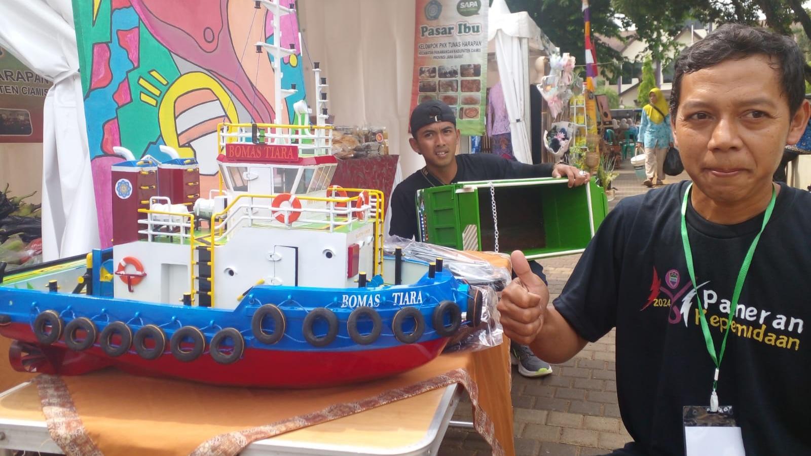 Samsul Arifin, Pemuda Ciamis yang Sukses Olah Limbah Paralon Jadi Miniatur Kapal