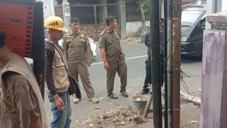 Satpol PP Kota Banjar Hentikan Pemasangan Tiang Telekomunikasi Tak Berizin