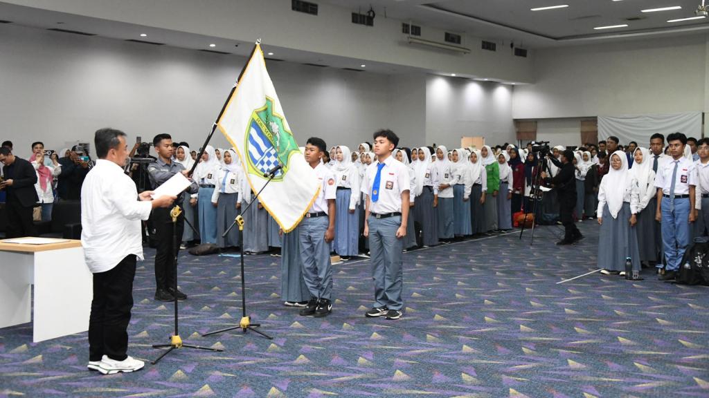Sekda Jabar Herman Suryatman Kukuhkan Forum OSIS Jawa Barat Generasi 12, Persiapkan Generasi Tangguh Masa Depan