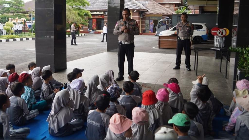 Siswa SDI An-Nahl Kota Tasikmalaya Sambangi Kantor Polisi: Belajar Aman di Jalan Raya Tak Pernah Semenyenangkan Ini!