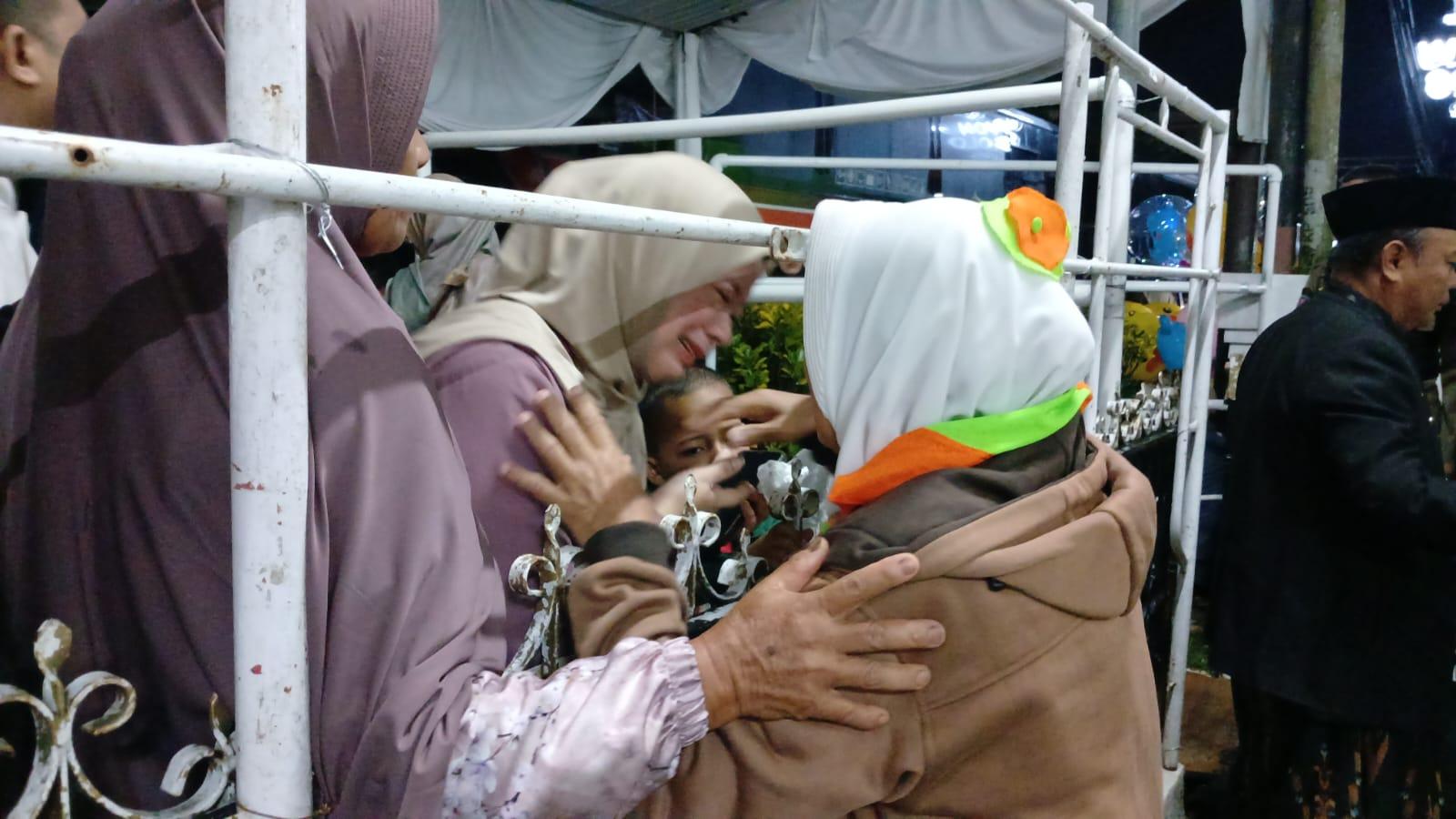 Suasana Haru Warnai Keberangkatan Ratusan Calon Jemaah Haji Kloter 27 Asal Kota Tasikmalaya