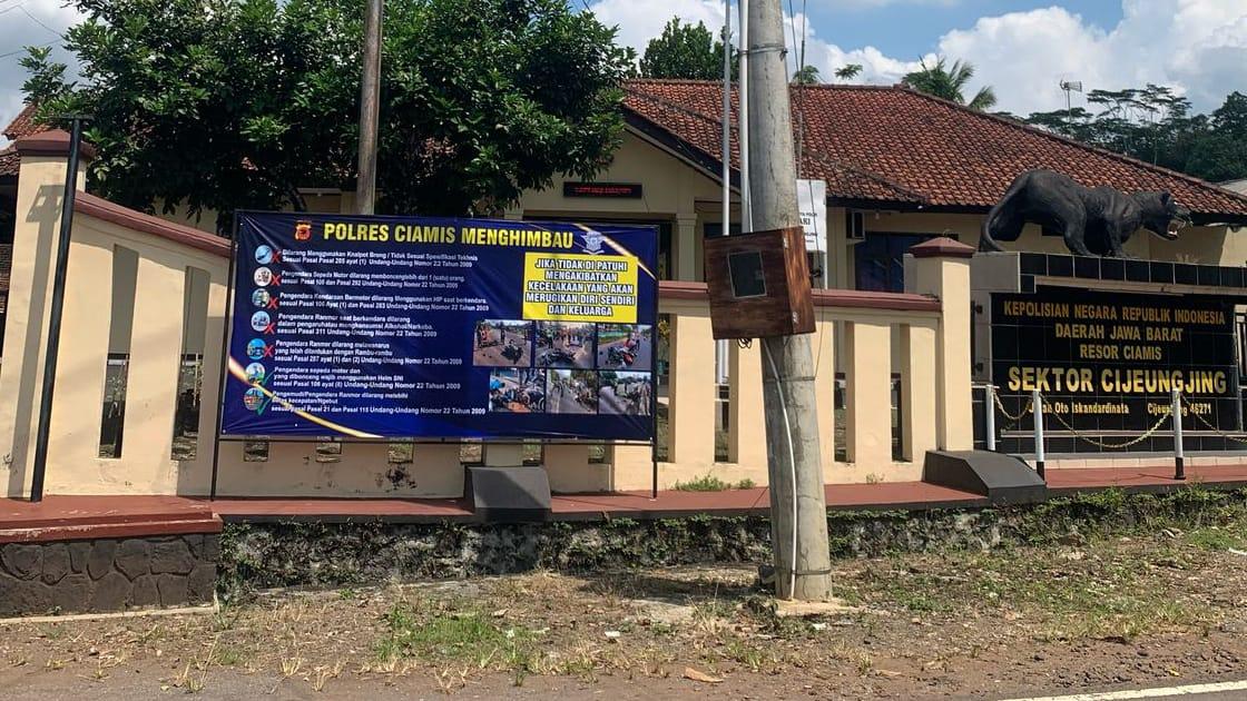 Tekan Angka Kecelakaan, Polres Ciamis Pasang Baliho Imbauan Keselamatan di Wilkum Polsek Cijeungjing
