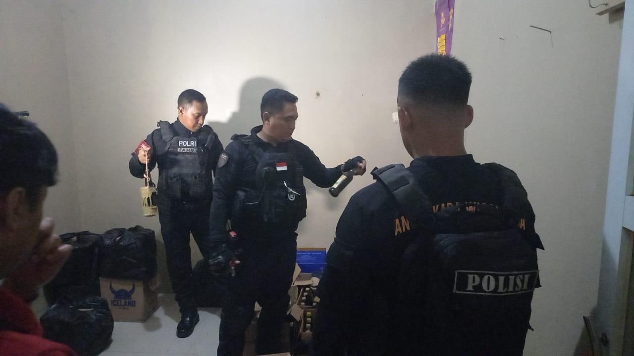 Tim Maung Galunggung Polres Tasikmalaya Kota Gerebek Rumah Penjual Miras, Ratusan Botol Disita