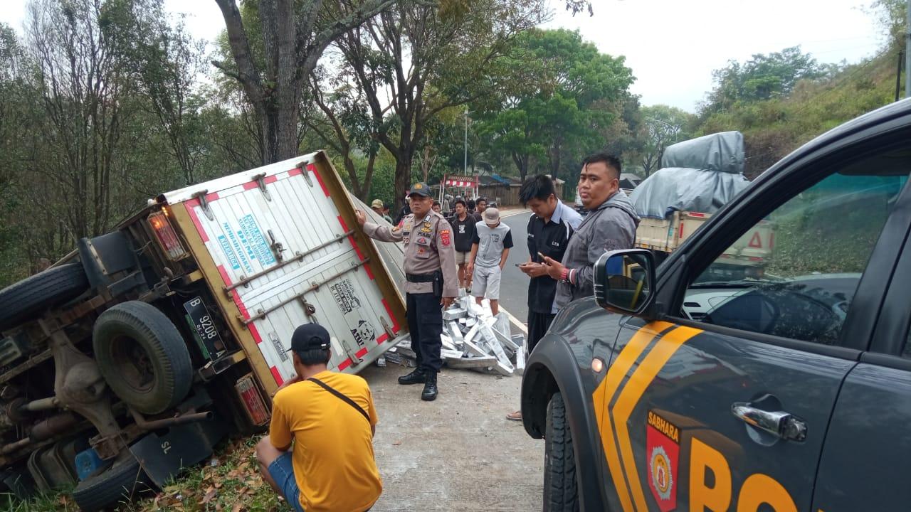 Truk Bermuatan Timah Balok Terguling di Jalur Gentong Tasikmalaya