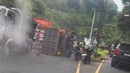 Truk Tabrak Pembatas Jalan hingga Terguling di Jalur Gentong Tasikmalaya, Muatan Batu Tumpah ke Bus