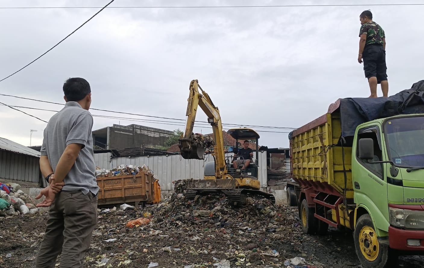 Tumpukan Sampah di Pasar Cikurubuk Akhirnya Dibersihkan Secara Maraton, Kabid Sampah DLH Ngantor di TPS