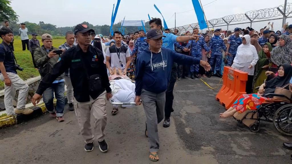 Warga Berdesakan di Bakti Sosial TNI AU, Petugas Sigap Evakuasi Sejumlah Peserta yang Pingsan