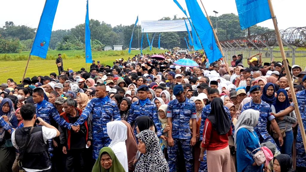 Ribuan Warga Rela Antre Panjang Ikuti Baksos HUT ke-79 TNI AU di Tasikmalaya