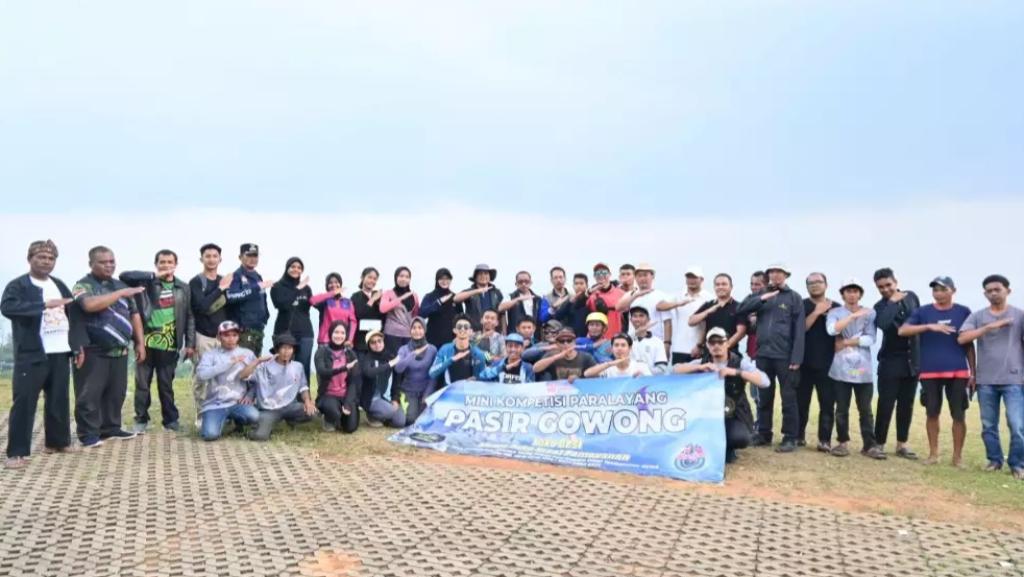 Wabup Tasikmalaya Resmi Tutup Mini Kompetisi Paralayang 2025 di Pasir Gowong