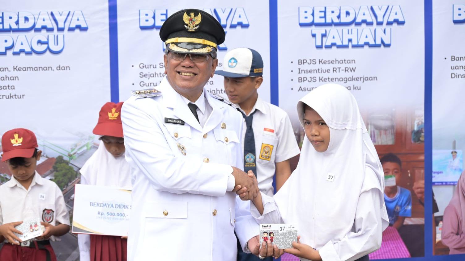 Wali Kota Banjar Serahkan Bantuan Program Berdaya Didik untuk Ribuan Siswa SD dan SMP