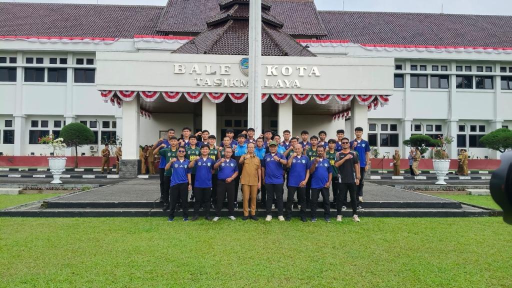 Wali Kota Viman Lepas Tim Sepak Bola Tasikmalaya untuk Berlaga di BK Porprov 2025