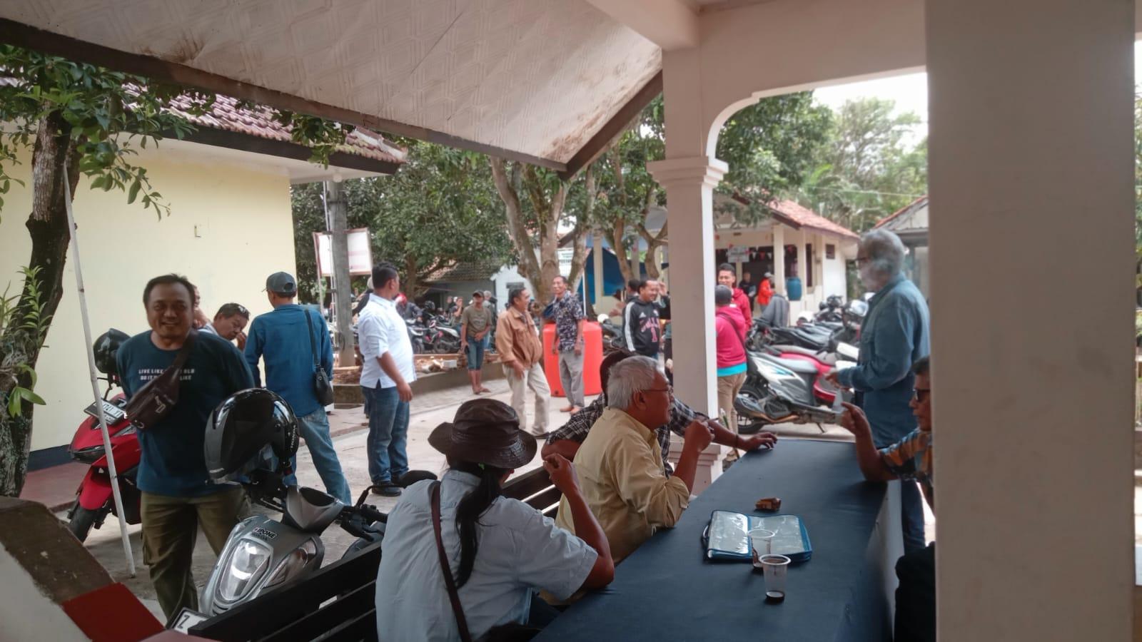 Warga Geruduk Mapolsek Banjar, Minta Kasus Penganiyayaan Tokoh Masyarakat Diusut Tuntas