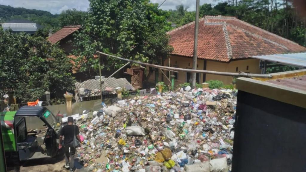 Warga Karangpanimbal Kota Banjar Keluhkan Bau Menyengat dari Tumpukan Sampah