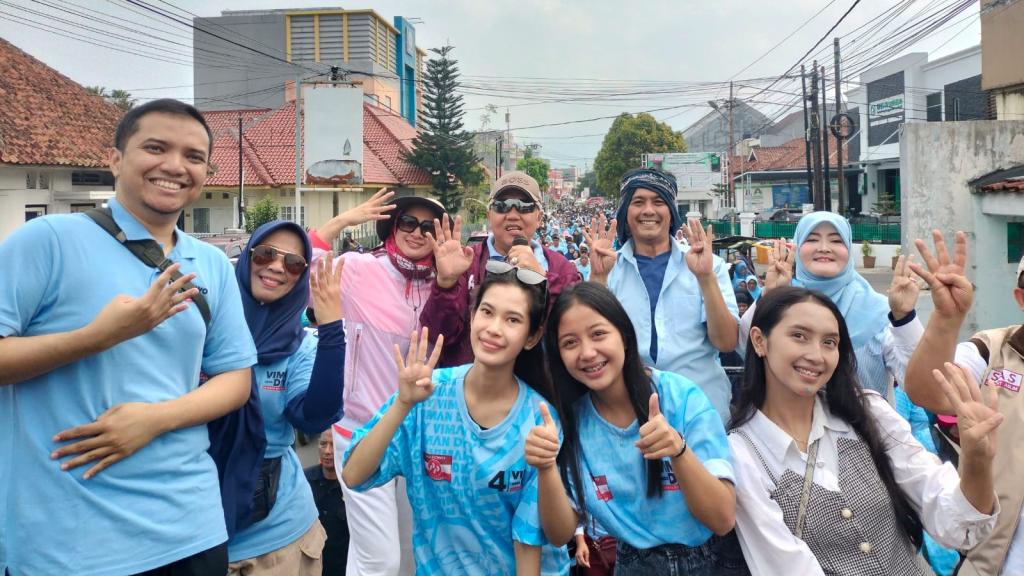 Warga Tasikmalaya Antusias Ikuti Jalan Sehat Bersama Viman-Diky