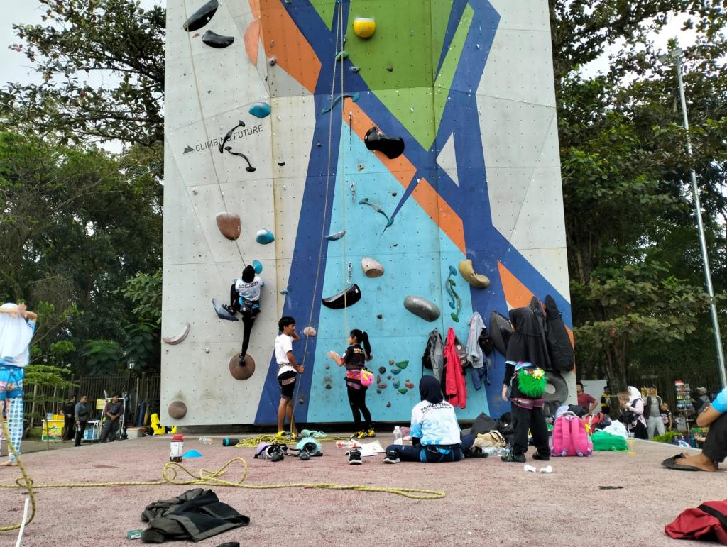 Melihat Keseruan Anak-anak Latihan Panjat Tebing di Alun-alun Dadaha Tasikmalaya