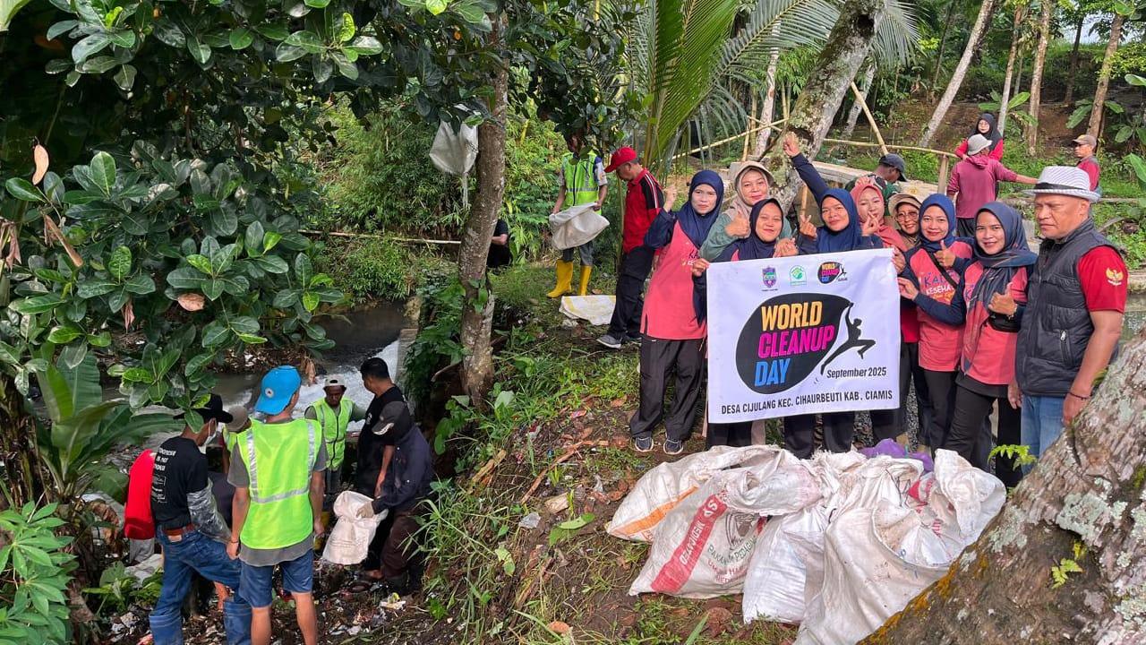 World Cleanup Day 2025, Pemdes Cijulang Ciamis Bersihkan Sungai dan Jalan Desa Bareng Warga